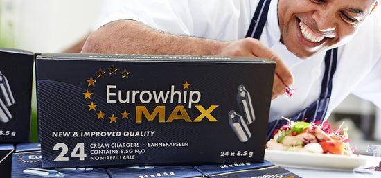 Bilde av Eurowhip MAX 24-pakning med lystgasspatroner, hver på 8,5 gram, perfekt for kulinarisk bruk. Bilde av en profesjonell kokk som bruker lystgasspatroner fra Eurowhip MAX for å lage gourmetkrem. Nærbilde av kremkapsler fra Eurowhip MAX, det kostnadseffektive alternativet til iSi og Mosa-merkene.